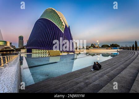 Die überdachte Agora Plaza bei Sonnenuntergang. Das Foto wurde am 10. Februar 2023 im „City of Arts and Sciences Complex“ in Valencia, Spanien, aufgenommen. Stockfoto