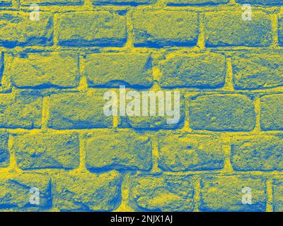 Alte Backsteinwände in Farben der ukrainischen Flagge Stockfoto