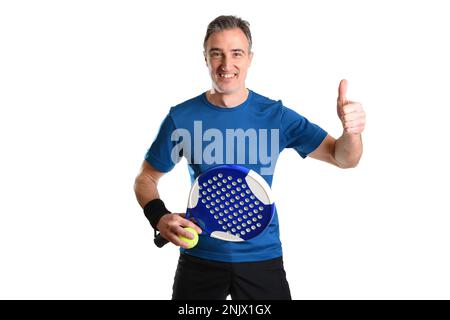Lächelnder Mann mit Schläger und Paddelball in Sportkleidung, was mit der Hand auf einem isolierten weißen Hintergrund eine gute Geste war. Vorderansicht. Stockfoto