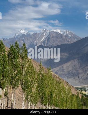 Vertikale Landschaftsansicht auf den hohen Berggipfeln der Hindu-Kush-Range in Afghanistan, von Ishkashim zu Beginn des Wakhan-Korridors in Tadschikistan aus gesehen Stockfoto