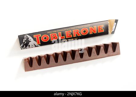 Hoher Winkel von köstlicher süßer Schweizer Toblerone Schokolade isoliert auf weißem Hintergrund Stockfoto