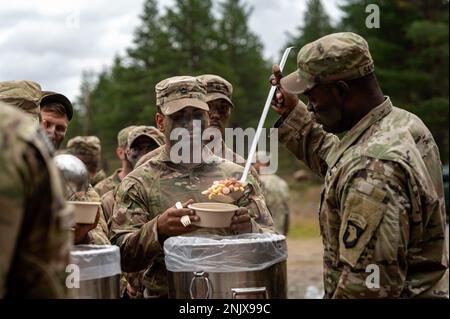 USA Soldaten des 1. Bataillons, des 26. Infanterie-Regiments, des 2. Brigaden-Kampfteams, der 101. Luftangriffe-Division (Air Assault) erhalten ein Mittagessen von der Führung während einer betrieblichen Situationstraining, die Teil einer gemeinsamen Schulung zwischen den USA ist Armee und finnische Armee in Rovaniemi, Finnland, 10. August 2022. Stockfoto