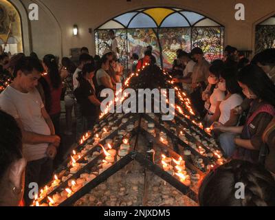 Metrostation Manila in Parañaque. 22/02/2023, katholische Anhänger, die in der Kerzenkapelle der Baclaranischen Kirche beten. Katholische Gläubige erhalten Aschezeichen des Kreuzes auf ihrer Stirn auf dem Gelände der Redemptoristischen Kirche (auch bekannt als Baclaran Kirche) in der Stadt Parañaque der Metro Manila. Es markiert den Beginn der Fastenzeit, der 40-tägigen Fastenzeit im katholischen Kalender. Es ist auch die Zeit für Reue, Reflexion und Erneuerung ist ein besserer katholischer Anhänger. Kredit: SOPA Images Limited/Alamy Live News Stockfoto