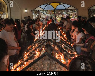 Katholische Anhänger, die in der Kerzenkapelle der Baclaranischen Kirche beten. Katholische Gläubige erhalten Aschezeichen des Kreuzes auf ihrer Stirn auf dem Gelände der Redemptoristischen Kirche (auch bekannt als Baclaran Kirche) in der Stadt Parañaque der Metro Manila. Es markiert den Beginn der Fastenzeit, der 40-tägigen Fastenzeit im katholischen Kalender. Es ist auch die Zeit für Reue, Reflexion und Erneuerung ist ein besserer katholischer Anhänger. (Foto: Josefiel Rivera/SOPA Images/Sipa USA) Guthaben: SIPA USA/Alamy Live News Stockfoto