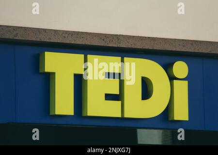 Florenz, 22. 2023. Februar, Schild „Tedi“-Geschäft vor dem Laden Stockfoto