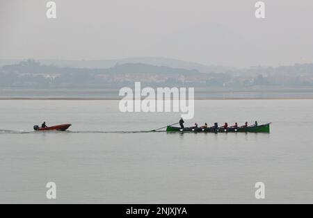 Ein traditionelles Ruderboot-Training auf einer kantabrischen trainera in der Bucht von Santander Cantabria Spanien Stockfoto