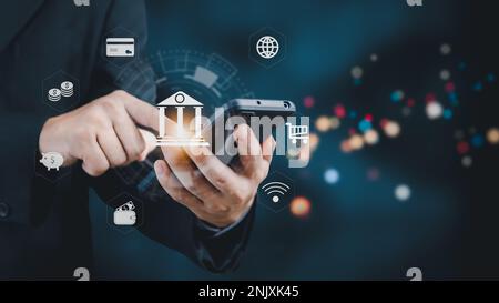 Geschäftsmann, der Online-Banking und -Bezahlung mit einem Smartphone nutzt.Digitale Technologie Marketing Finanzen und Banking Investment Networking.icon online sh Stockfoto