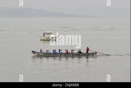 Ein traditionelles Ruderboot-Training auf einer kantabrischen trainera in der Bucht von Santander Cantabria Spanien Stockfoto