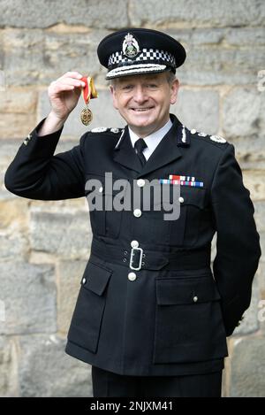 Aktenfoto vom 18.01/23 von Sir Iain Livingstone, nachdem er während einer Einweihungszeremonie im Palace of Holyroodhouse, Edinburgh, zum Knight Bachelor ernannt wurde. Polizeichef Schottland, Sir Iain Livingstone, hat angekündigt, dass er nach fast sechs Jahren in der obersten Position zurücktritt. Sir Iain erklärte auf einer Sitzung der schottischen Polizeibehörde am Donnerstag: "Ich habe beschlossen, im Laufe dieses Jahres aus dem Amt des Chief Constable auszuscheiden. Ich werde mich im Sommer von der Polizei zurückziehen." Ausgabedatum: Donnerstag, 23. Februar 2023. Stockfoto