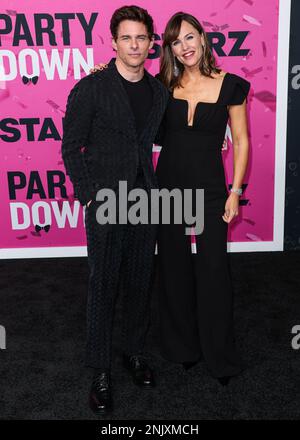 WESTWOOD, LOS ANGELES, KALIFORNIEN, USA - FEBRUAR 22: James Marsden und Jennifer Garner treffen am 22. Februar 2023 im Regency Bruin Theatre in Westwood, Los Angeles, Kalifornien, USA auf der Premiere von STARZ's „Party Down“ Season 3 ein. (Foto von Xavier Collin/Image Press Agency) Stockfoto