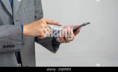 Mann mit Smartphone. Digitales Kommunikationskonzept. Stockfoto