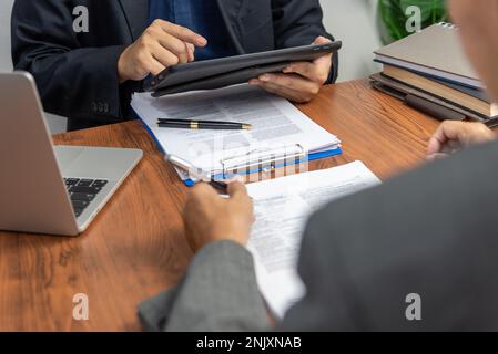manager oder HR liest während eines Bewerbungsgesprächs von Mitarbeitern, die sich auf eine Stelle bewerben, einen Lebenslauf. Stockfoto