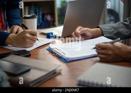 manager oder HR liest während eines Bewerbungsgesprächs von Mitarbeitern, die sich auf eine Stelle bewerben, einen Lebenslauf. Stockfoto