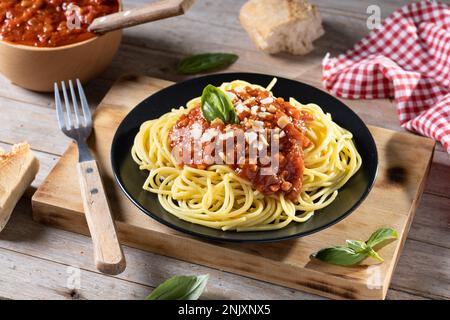 Spaghetti mit Bolognese-Sauce auf Holztisch Stockfoto