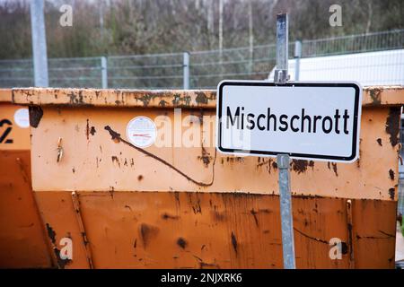 Orangene Müllcontainer mit Beschriftung für die Müllart die abgegeben werden darf. Mischmüll. Stockfoto