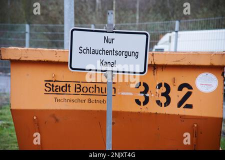 Orangene Müllcontainer mit Beschriftung für die Müllart die abgegeben werden darf. Nur Schlauchentsorgung Kanal. Stockfoto