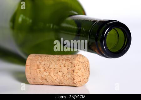 Leere Weinflasche mit Kork, Ausschnitt Stockfoto