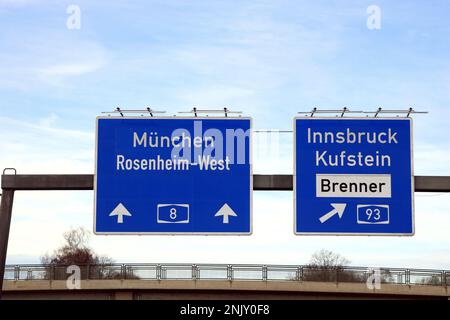 Autobahnschilder in Richtung München, Rosenheim und Innsbruck, Kufstein, Deutschland, Bayern, München Stockfoto