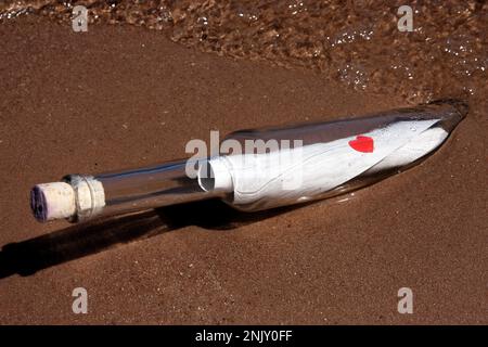 Liebesbrief in einer Flasche, angespült am Strand Stockfoto