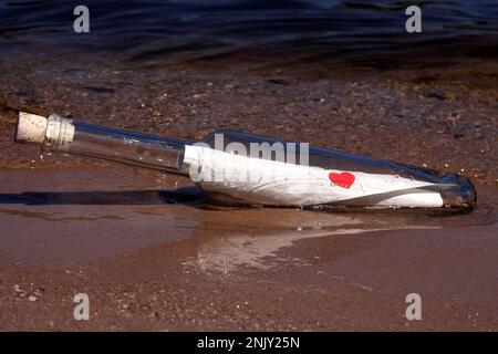 Liebesbrief in einer Flasche, angespült am Strand Stockfoto