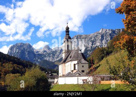 Pfarrkirche St. Sebastian in Ramsau mit Reiteralm, Deutschland, Bayern, Ramsau Stockfoto