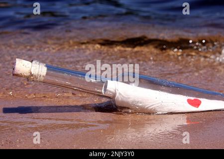 Liebesbrief in einer Flasche, angespült am Strand Stockfoto