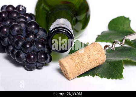 Leere Weinflasche mit Kork, Blättern und Trauben, Ausschnitt Stockfoto