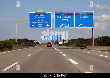 Autobahnschilder in Richtung Dresden, Chemnitz, Gera, Hermsdorf und Berlin, Halle, Saale und München, Nürnberg, Deutschland, Bayern, München Stockfoto