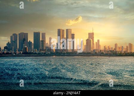 Mumbai ist die Hauptstadt des indischen Bundesstaates Maharashtra und bekannt für seine belebten Straßen und hohen Wolkenkratzer. Stockfoto