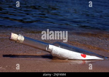 Liebesbrief in einer Flasche, angespült am Strand Stockfoto