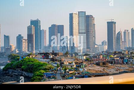 Mumbai ist die Hauptstadt des indischen Bundesstaates Maharashtra und bekannt für seine belebten Straßen und hohen Wolkenkratzer. Stockfoto