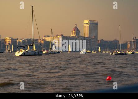 Mumbai ist die Hauptstadt des indischen Bundesstaates Maharashtra und bekannt für seine belebten Straßen und hohen Wolkenkratzer. Stockfoto