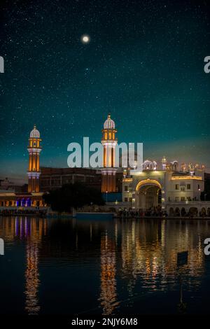 Der Goldene Tempel, auch bekannt als Sri Harmandir Sahib, ist eine verehrte Sikh Gurdwara in der Stadt Amritsar im Bundesstaat Punjab, Indien. Stockfoto