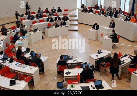 Potsdam, Deutschland. 23. Februar 2023. Guido Beermann CDU, Minister für Infrastruktur und Raumordnung des Landes Brandenburg, spricht in der Debatte des landesparlaments. Unter anderem diskutieren die Parlamentarier die Ölversorgung der Raffinerie in Schwedt, die Abschaffung der Tagesbetreuungsbeiträge, den "Aktionsplan zur Umstrukturierung des Waldes" für Brandenburg und den Bericht des Bildungsministeriums über die Finanzierung des Sports für 2020-2021. Kredit: Bernd Settnik/dpa/Alamy Live News Stockfoto