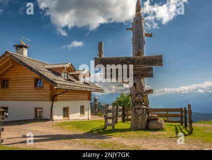 Horn alm im Trudner Horn Nature Park (italienisch: Parco naturale Monte Corno) ist ein Naturschutzgebiet südlich von Bozen in Südtirol, Norditalien Stockfoto