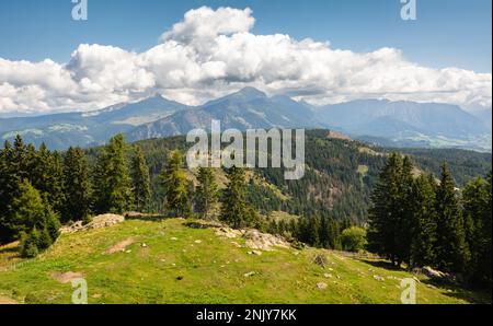 Der Naturpark Trudner Horn (italienisch: Parco naturale Monte Corno) ist ein Naturschutzgebiet südlich von Bozen in Südtirol, Norditalien. Panoramablick Stockfoto