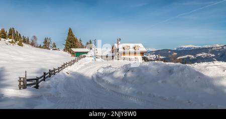 Horn alm im Trudner Horn Nature Park (italienisch: Parco naturale Monte Corno) ist ein Naturschutzgebiet südlich von Bozen in Südtirol, Italien Stockfoto