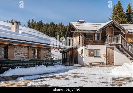 Horn alm im Trudner Horn Nature Park (italienisch: Parco naturale Monte Corno) ist ein Naturschutzgebiet südlich von Bozen in Südtirol, Italien Stockfoto