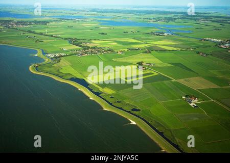 Luchtfoto van de Friese IJsselmeerkust; Luftbild des friesischen Ijsselmeerküste Stockfoto