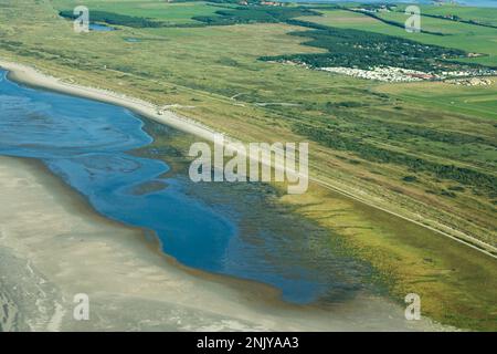 Blick von einem Flugzeug auf die holländische Insel Ameland Stockfoto