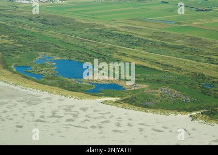 Blick von einem Flugzeug auf die holländische Insel Ameland Stockfoto