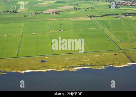 Luchtfoto van de Friese IJsselmeerkust; Luftbild des friesischen Ijsselmeerküste Stockfoto