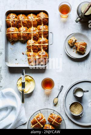 Blick von oben auf die leckeren hausgemachten, warmen Brötchen mit Sahne und Rosinen auf dem Tisch Stockfoto