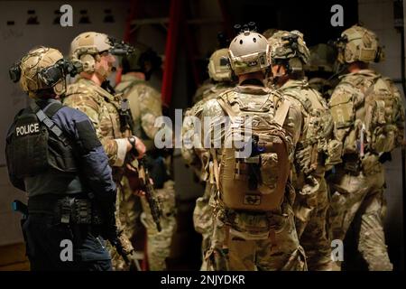 Die Betreiber planen ihre Route durch zusätzliche Ebenen eines feindlichen Geländes während einer Übung in Battle Creek, Michigan, 10. August 2022. Bei der Operation wurden Wachmänner der 20. Special Forces Group (Airborne) in Birmingham, Alabama, mit lokalen, bundesstaatlichen und bundesstaatlichen Strafverfolgungspartnern zusammengeführt, um ein komplexes Gebäude zu infiltrieren, Feinde zu neutralisieren, Geiseln zu retten und gefährliche Materialien zu Bergen. Die Veranstaltung war Teil des Northern Strike 22, einer gemeinsamen, multinationalen, bereichsübergreifenden Kampfübung, die im Camp Grayling Joint Maneuver Training Center ausgerichtet wurde. Stockfoto