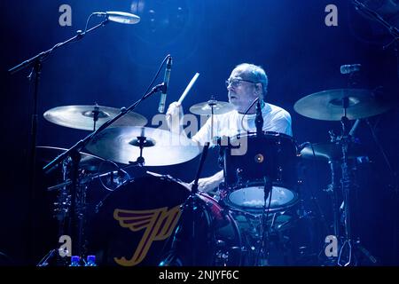 Oslo, Norwegen. 22. Februar 2023. Die amerikanische Rockband Pixies spielt ein Live-Konzert im Sentrum Scene in Oslo. Hier wird der Schlagzeuger David Lovering live auf der Bühne gesehen. (Foto: Gonzales Photo/Alamy Live News Stockfoto