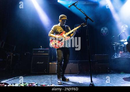 Oslo, Norwegen. 22. Februar 2023. Die amerikanische Rockband Pixies spielt ein Live-Konzert im Sentrum Scene in Oslo. Hier wird der Gitarrist Joey Santiago live auf der Bühne gesehen. (Foto: Gonzales Photo/Alamy Live News Stockfoto