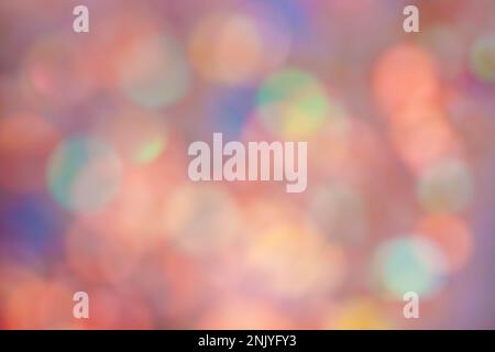 Abstrakter Bokeh-Hintergrund von farbenfrohen, leuchtenden Lichtern mit weichem Fokus bei hellem Sonnenlicht Stockfoto