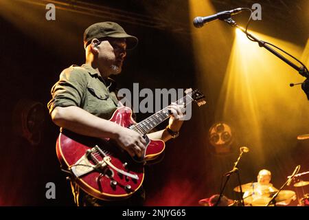 Oslo, Norwegen. 22. Februar 2023. Die amerikanische Rockband Pixies spielt ein Live-Konzert im Sentrum Scene in Oslo. Hier wird der Gitarrist Joey Santiago live auf der Bühne gesehen. (Foto: Gonzales Photo/Alamy Live News Stockfoto