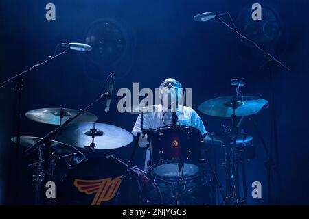 Oslo, Norwegen. 22. Februar 2023. Die amerikanische Rockband Pixies spielt ein Live-Konzert im Sentrum Scene in Oslo. Hier wird der Schlagzeuger David Lovering live auf der Bühne gesehen. (Foto: Gonzales Photo/Alamy Live News Stockfoto