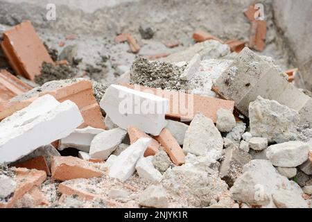 Bauschutt, zerstörte Ziegel im Schutt-Container beim Bau eines Hauses Stockfoto